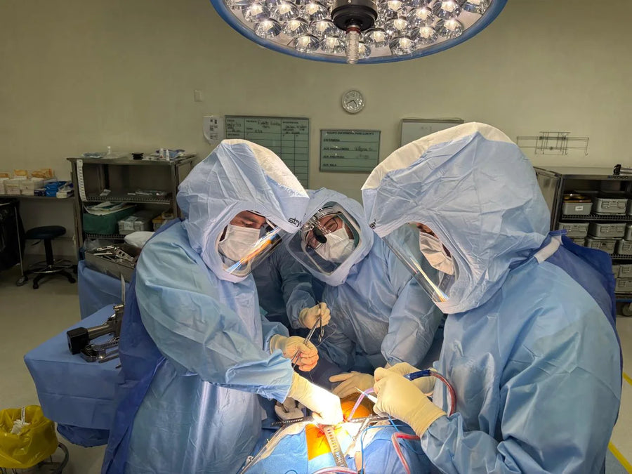 Equipo de cadera y pelvis en pabellón